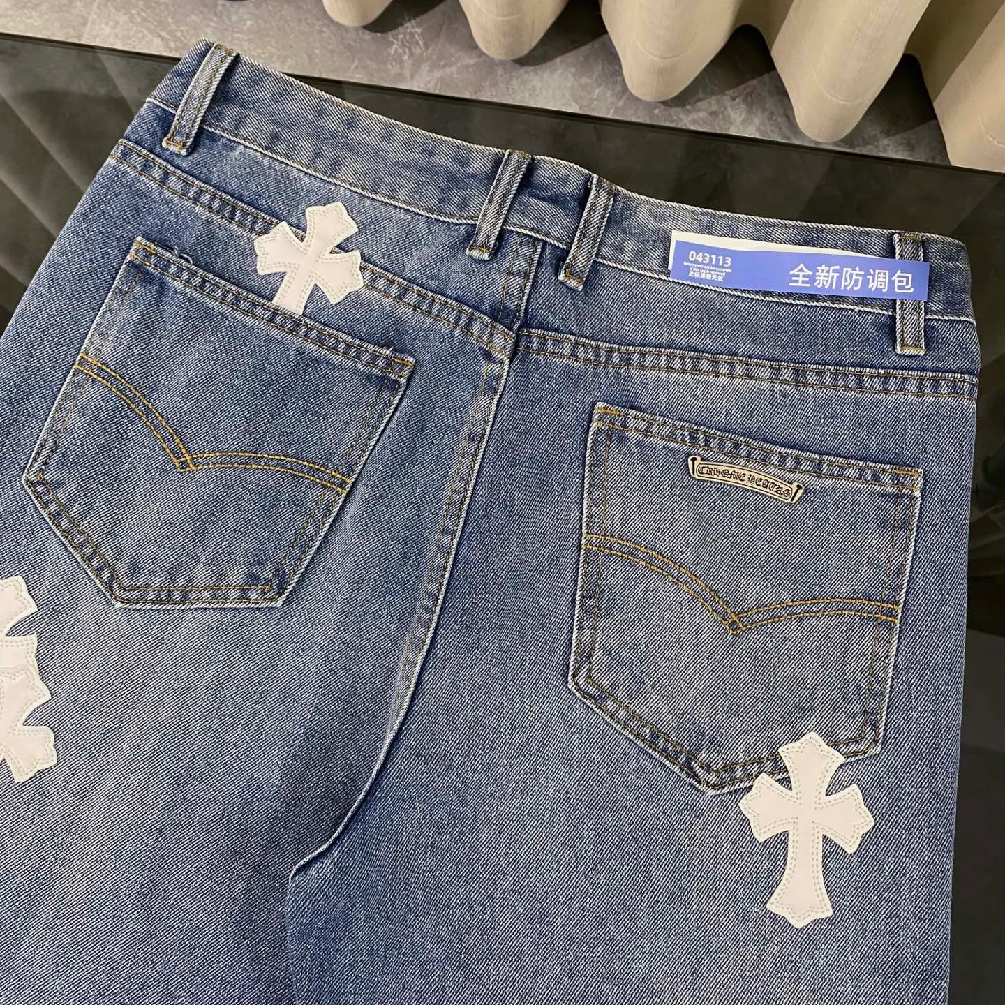 P240 chrome hearts 2025 classic white cross patchwork leather jeans vi Top heavy industry fashionable design] Consistent high street luxury style creation. Speaking of this style, the Zangyin family and GU family are definitely the leading representative brands. Especially the Zangyin family has really achieved a state-of-the-art effect in creating high street style. The unique washed material is used to create this style. The color system is quite eye-catching. After it is decorated with patchwork cross flowers, it cleverly highlights the charm of the brand. Secondly, this style uses classic The classic high-waist cutting design highlights the long legs and fashionable temperament of the upper body. The brand is highly recognizable and the slim fit configuration is more suitable for daily wear. It is a product that interprets personality, fashion, and specifications at a glance. This single product is enough to make any fan excited. It can be a white T-shirt for youthful preppy style, or a tight suspender for lady style. It has strong matching ability and can be easily controlled by men.  [Materials and craftsmanship] Needless to say, this point goes without saying. As an excellent craftsman brand, Zangyin’s requirements for details and craftsmanship are really perfect. The washed color of this model has gone through so many processes, not to mention the embellishment of denim appliques. It is also purely hand-made and sewn. Just like what they believe in, only hand-made things have soul and have the meaning of wear. A top-notch heavy-duty fashionable denim item, I look forward to your perfect interpretation! !  Size:28-36